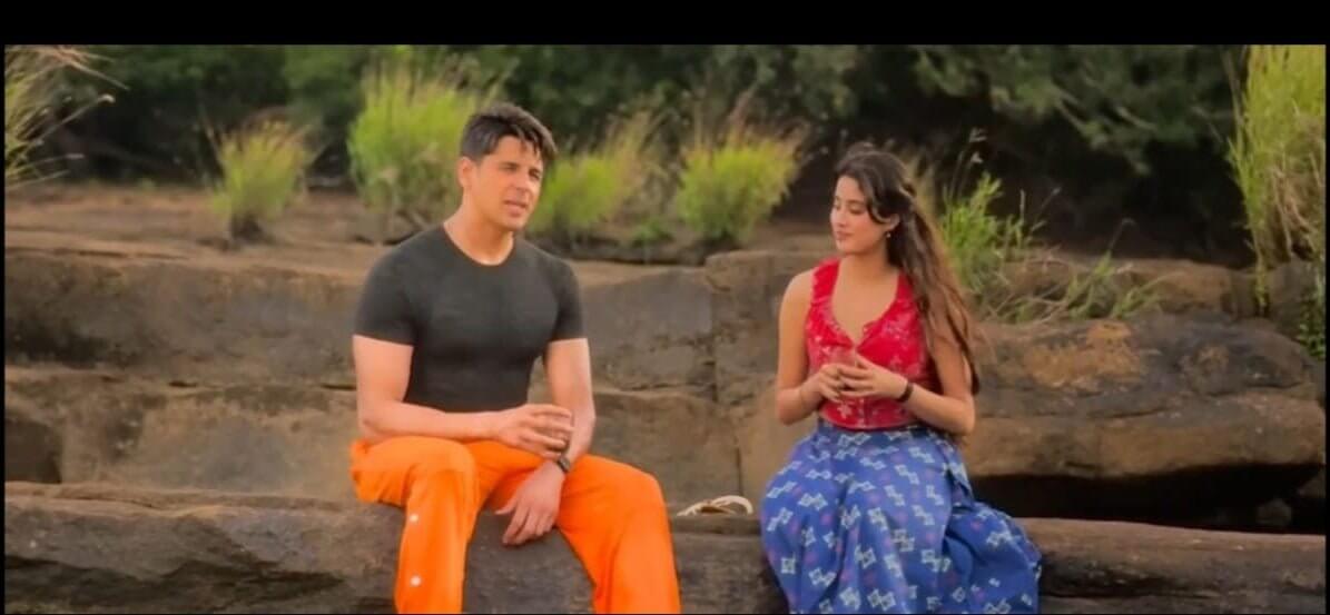 Siddharth Malhotra in Wearduds Orange Jogger Param Sundari - Wearduds