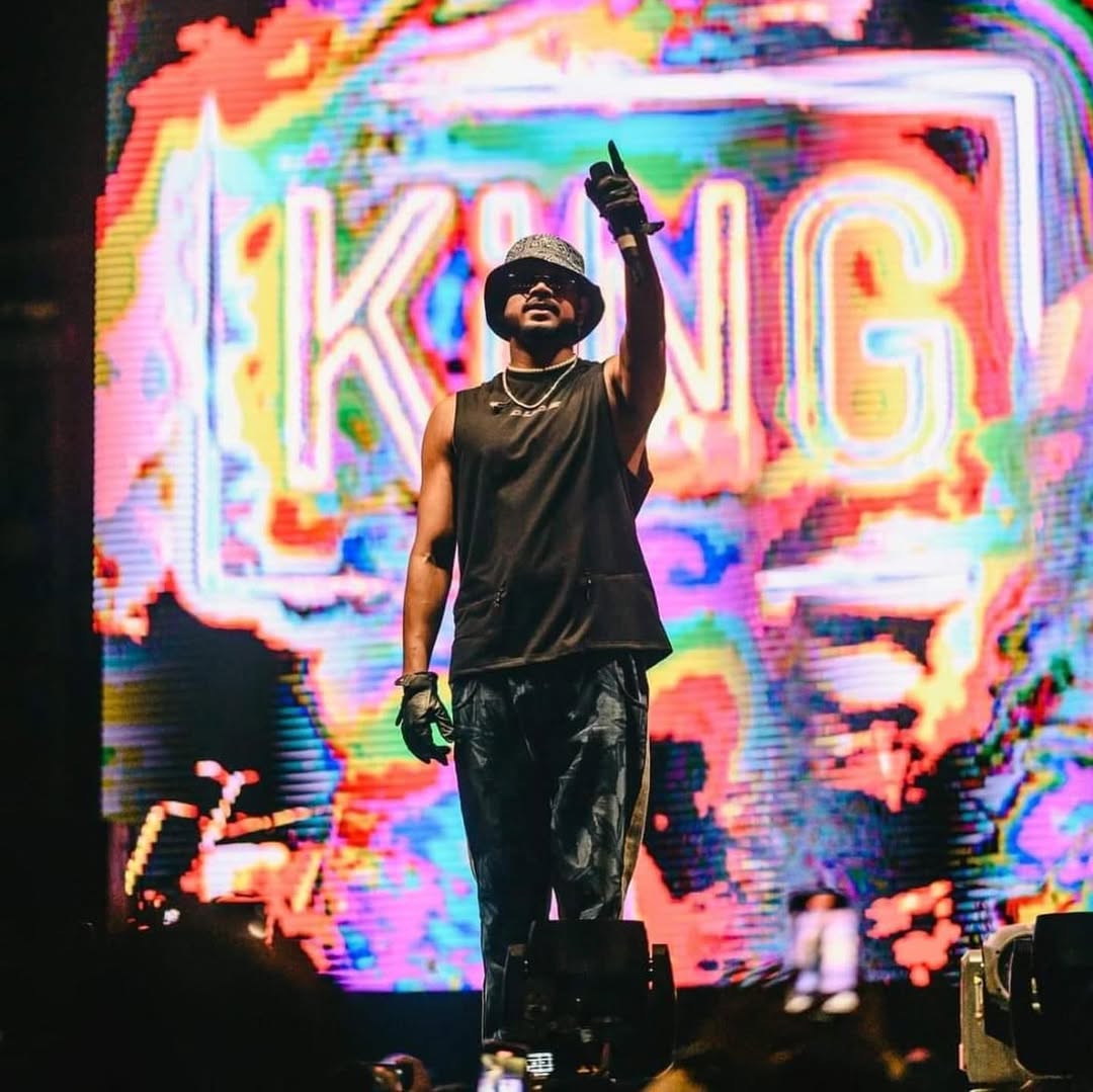 king wearing duds sleeveless T shirt