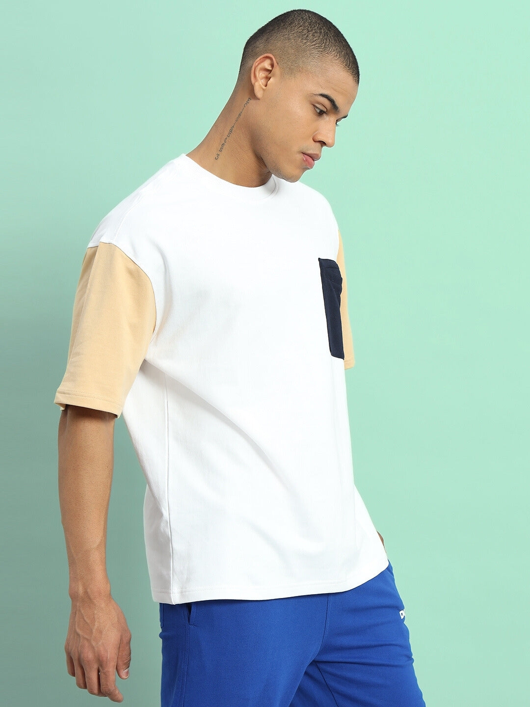 FRESCO COLOR BLOCKED OVERSIZED T-SHIRT WHITE BEIGE with beige sleeves and black pocket, made of premium cotton fabric, worn by model.