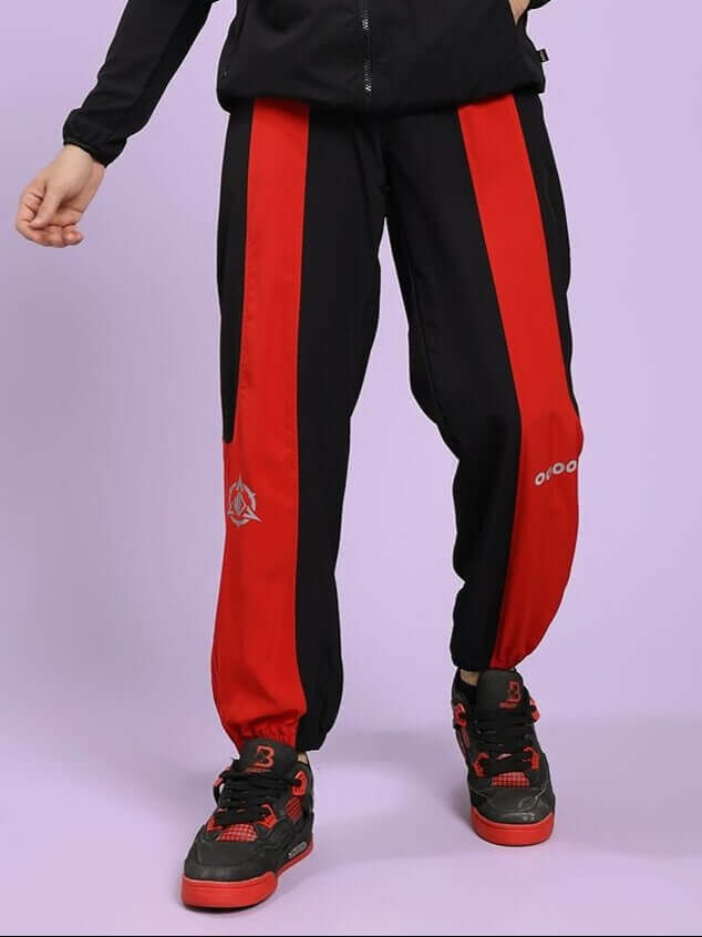 POWER BLOCK RELAXED FIT JOGGER BLACK RED Black and red tracksuit with visible branding on a light purple background