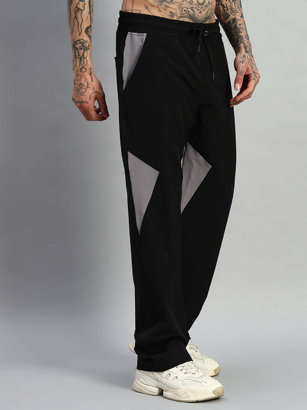 RANGER RELAXED FIT CARGO PANTS BLACK with multiple pockets, black color, featuring a relaxed fit for casual streetwear style.