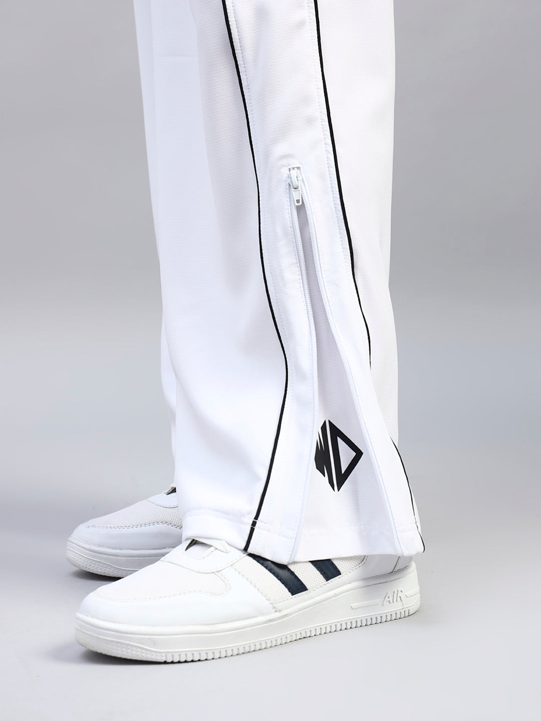WOMEN'S RELIGHT RELAXED-FIT JOGGERS (WHITE)