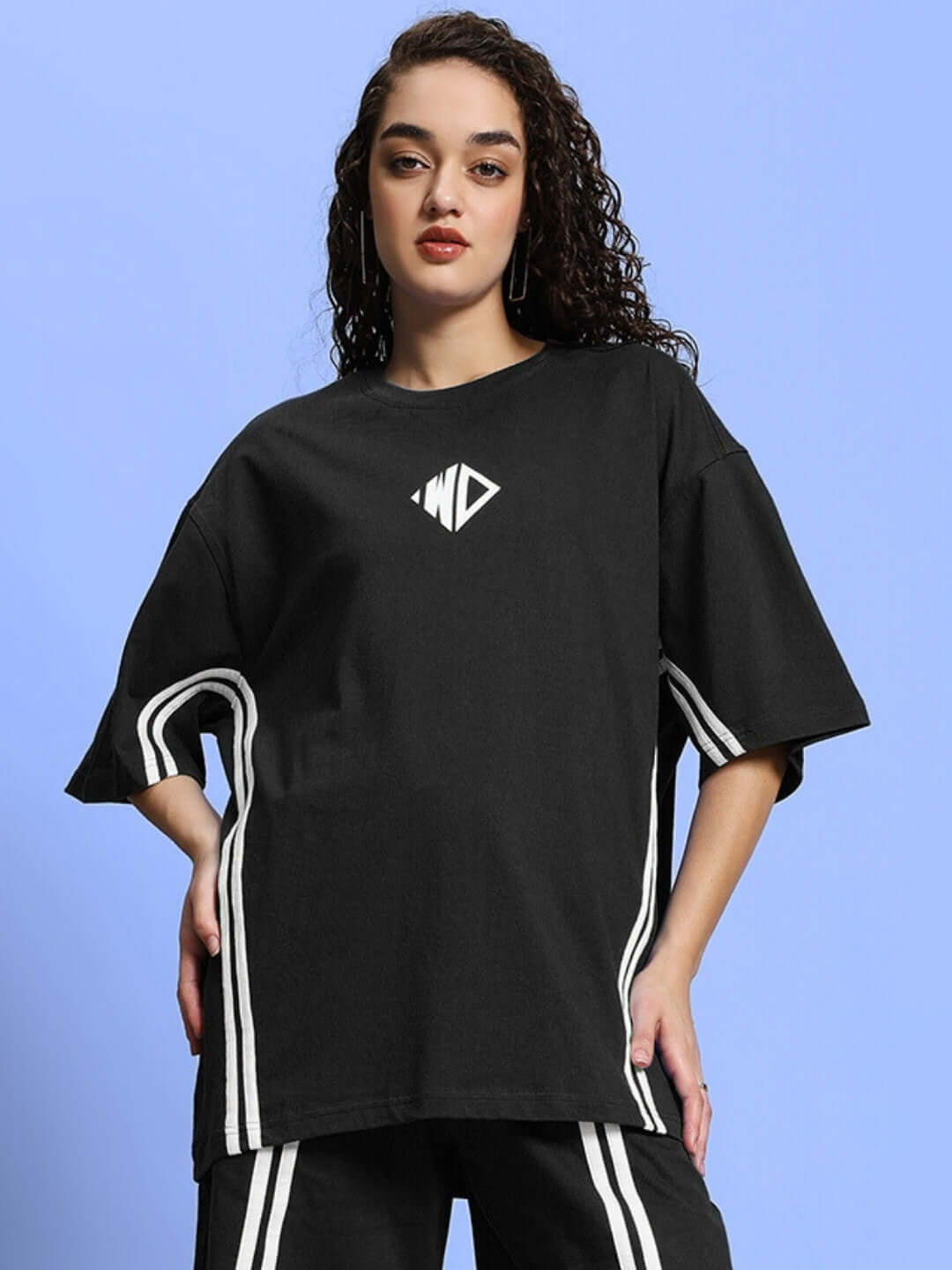 Women's black oversized t-shirt, premium cotton and elastane blend, model wearing with casual style, ideal for comfortable wear.
