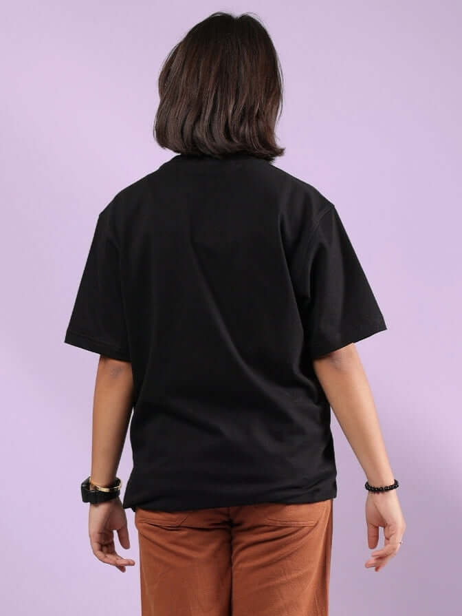 Child wearing a black Honey-Bunny T-shirt from DUDS, showcasing the back design. Perfect unisex shirt for boys and girls.