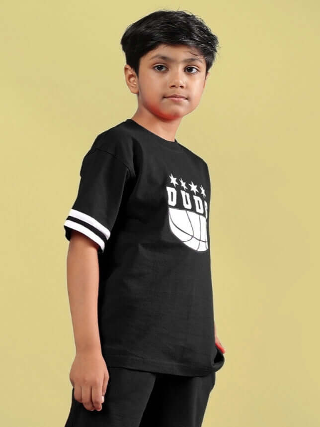 Child wearing DIGGIN oversized black t-shirt from DUDS, featuring a stylish logo on the front, ideal for boys and girls.