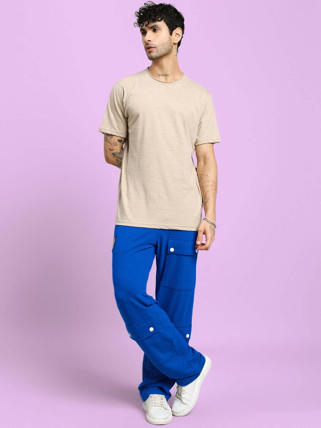 Model wearing AWESOME FLAP POCKET BAGGY JOGGER BLUE with beige t-shirt, showcasing streetwear style and comfort.