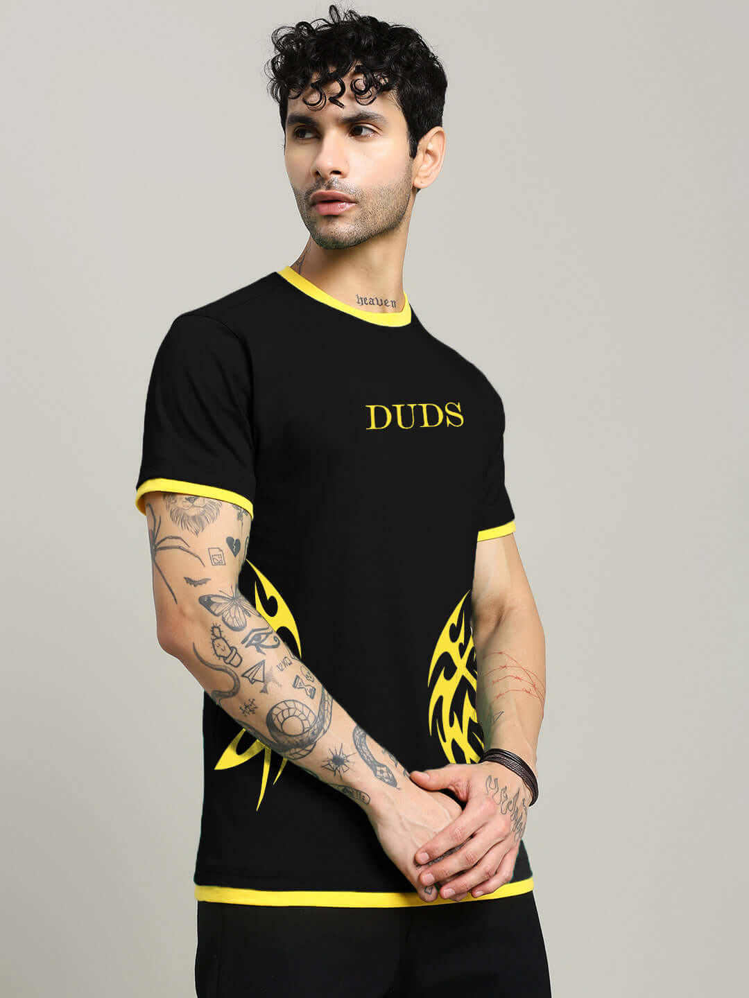 Man wearing NIMO REGULAR FIT T-SHIRT BLACK with yellow accents, showcasing trendy design and casual style.