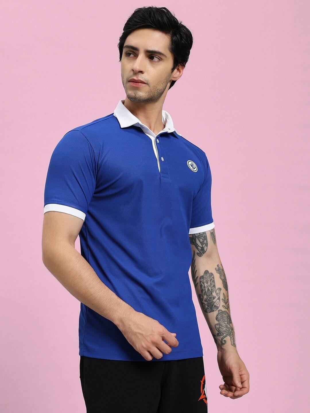 Man wearing EDGE POLO REGULAR FIT T-SHIRT BLUE with tattooed arms, showcasing the stylish and comfortable design.