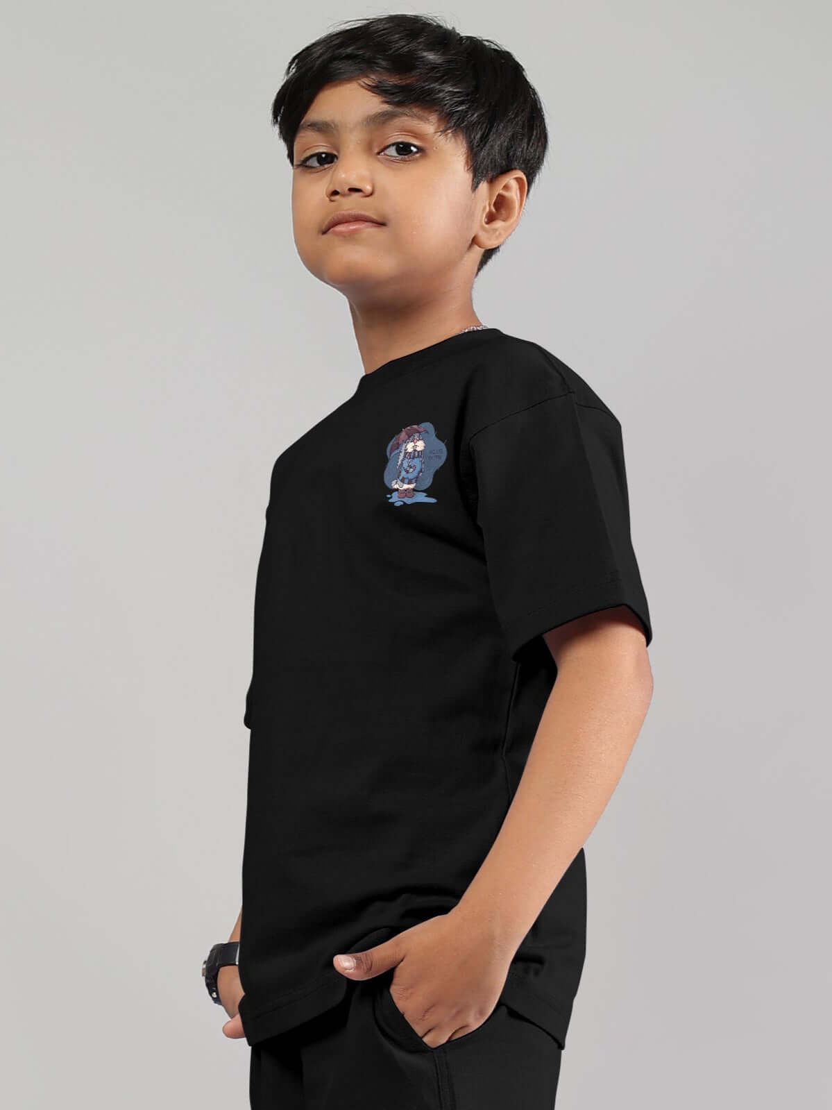 Boy wearing a black Blue Lapin T-shirt, featuring a cute bunny print. Perfect for kids' playful fashion and comfort.
