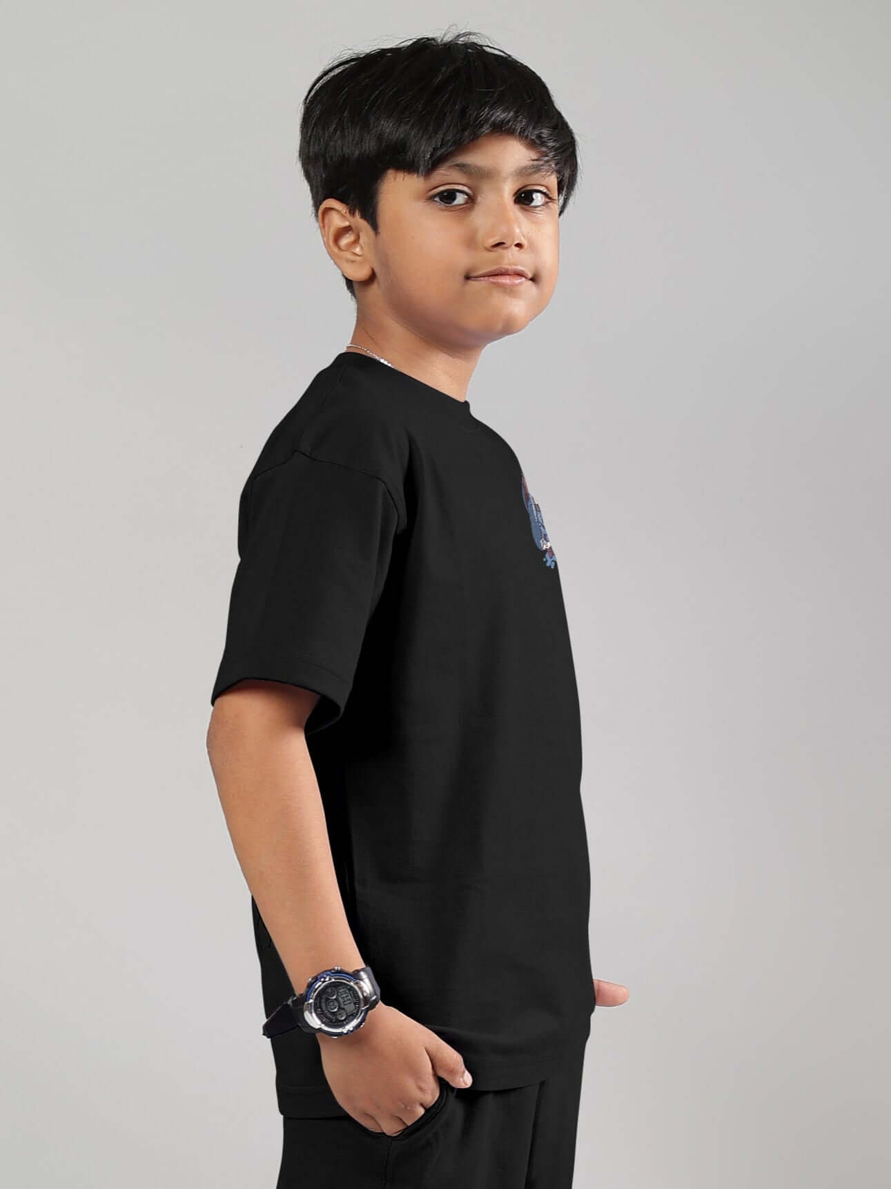 Young boy wearing a black Blue Lapin T-shirt, showcasing playful bunny print. Ideal for boys and girls who love fun, stylish fashion.