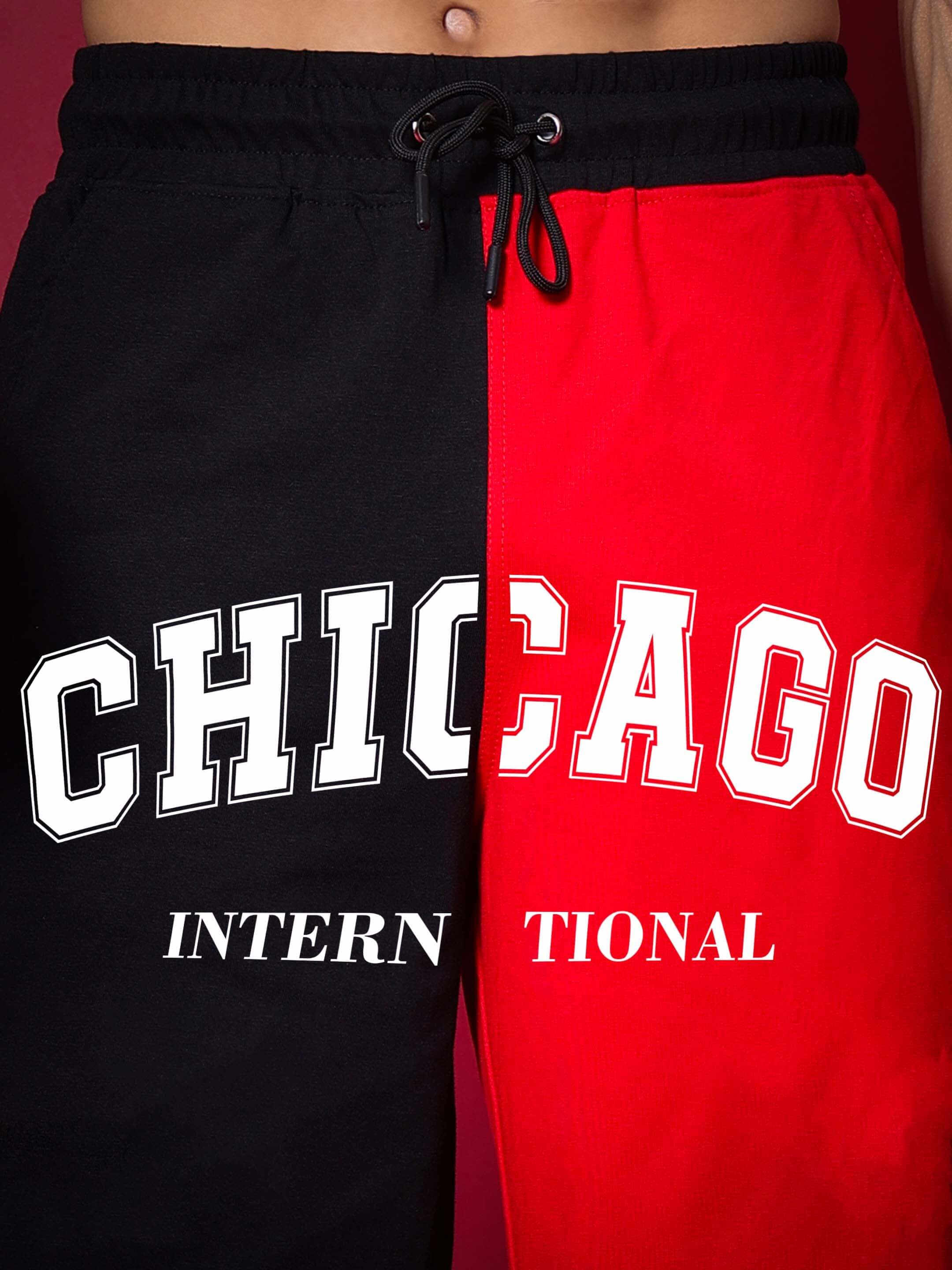 CHICAGO REGULAR FIT SHORTS RED BLACK with bold lettering and color split design