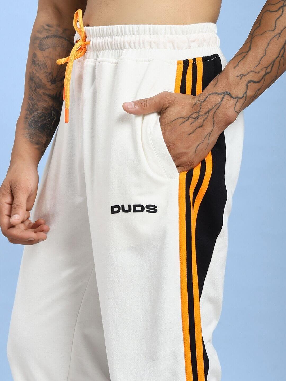 COMFORT FLEX STRIPE JOGGER OFF-WHITE with side stripes, showcasing casual style and comfort.