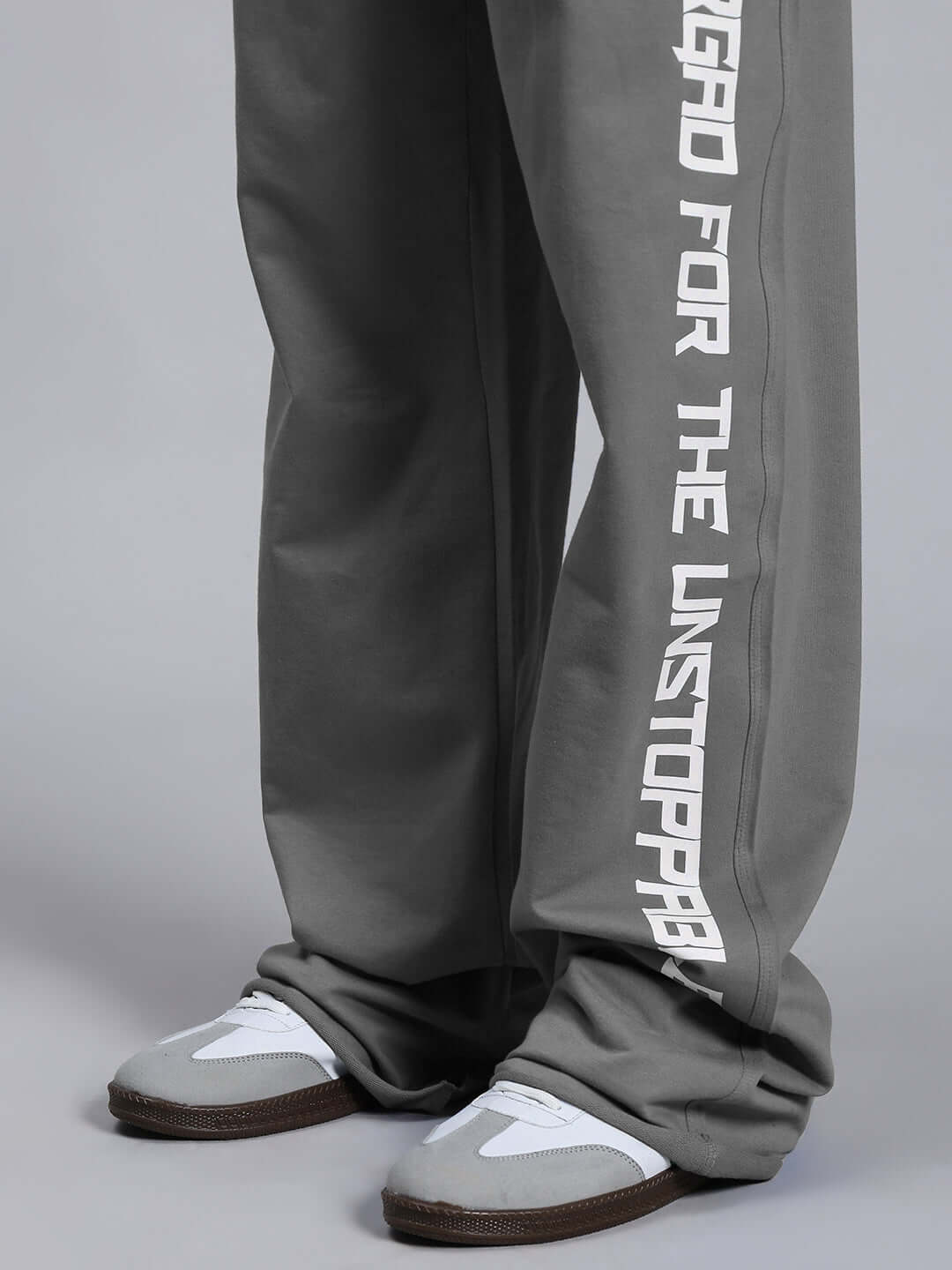 Close-up of DUDS SWIFT JOGGER COTTON TERRY GREY featuring stylish side print, showcasing casual comfort and craftsmanship.