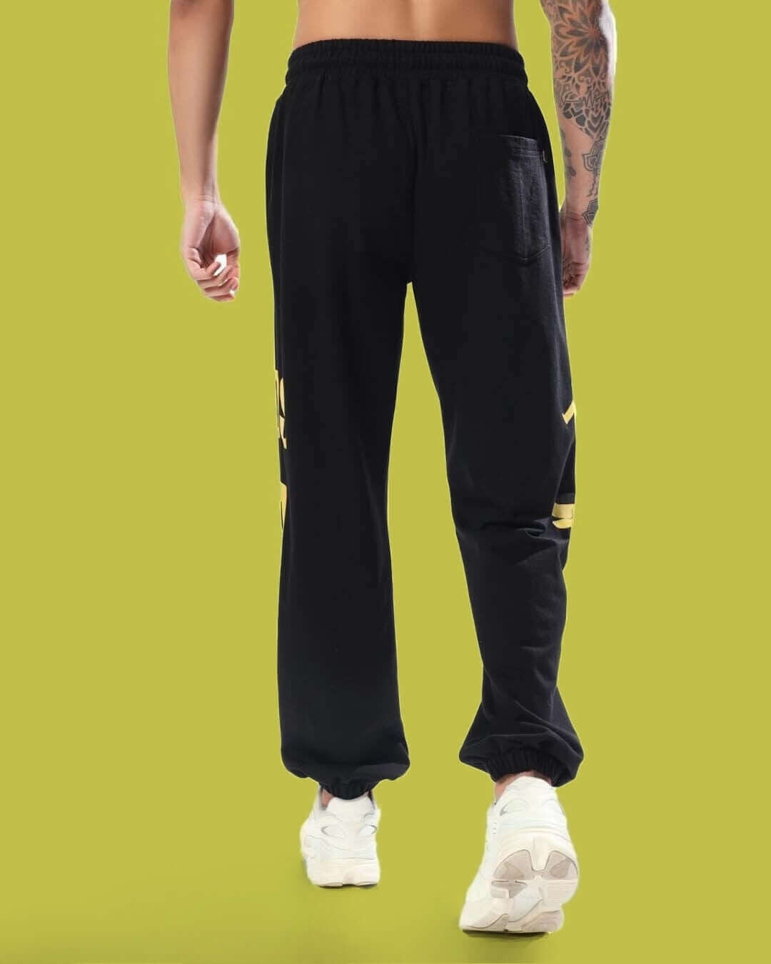 Back view of DUKE Relaxed Pant Jogger in black, featuring a comfortable fit and tailored design from DUDS.
