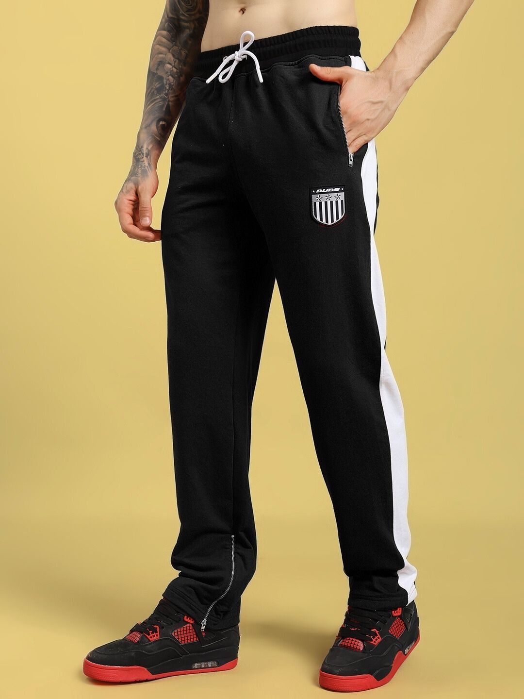 ELEGANT RELAXED-FIT JOGGERS BLACK, stylish joggers with sleek silhouette and premium feel, perfect for modern minimalist fashion.