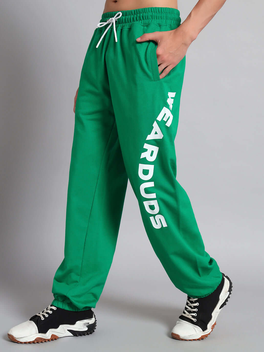 ELLEN RELAXED FIT JOGGER GREEN worn by model showcasing side view