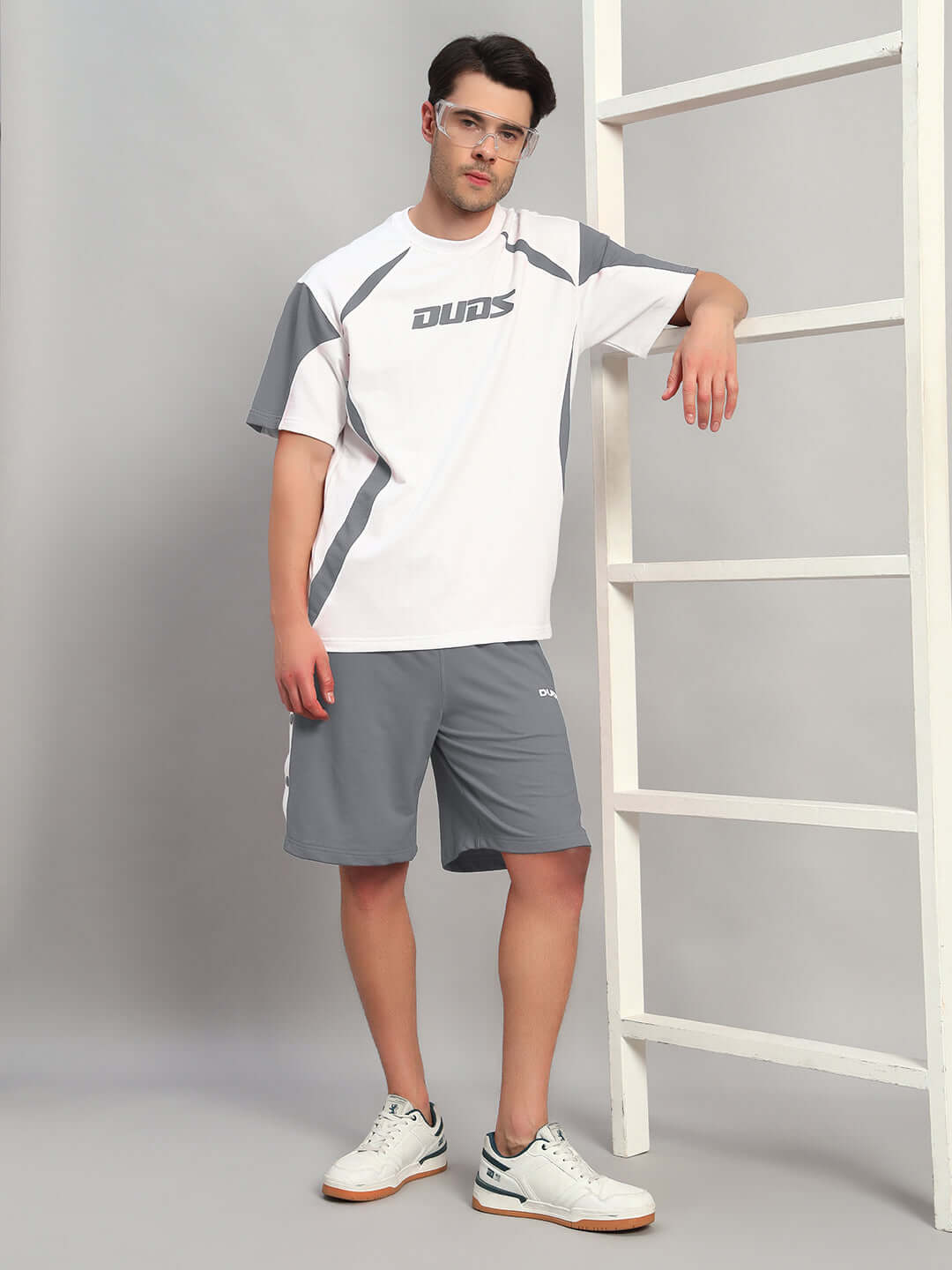 Person wearing EZEL REGULAR FIT COTTON SHORTS GREY with a white and grey athletic shirt.