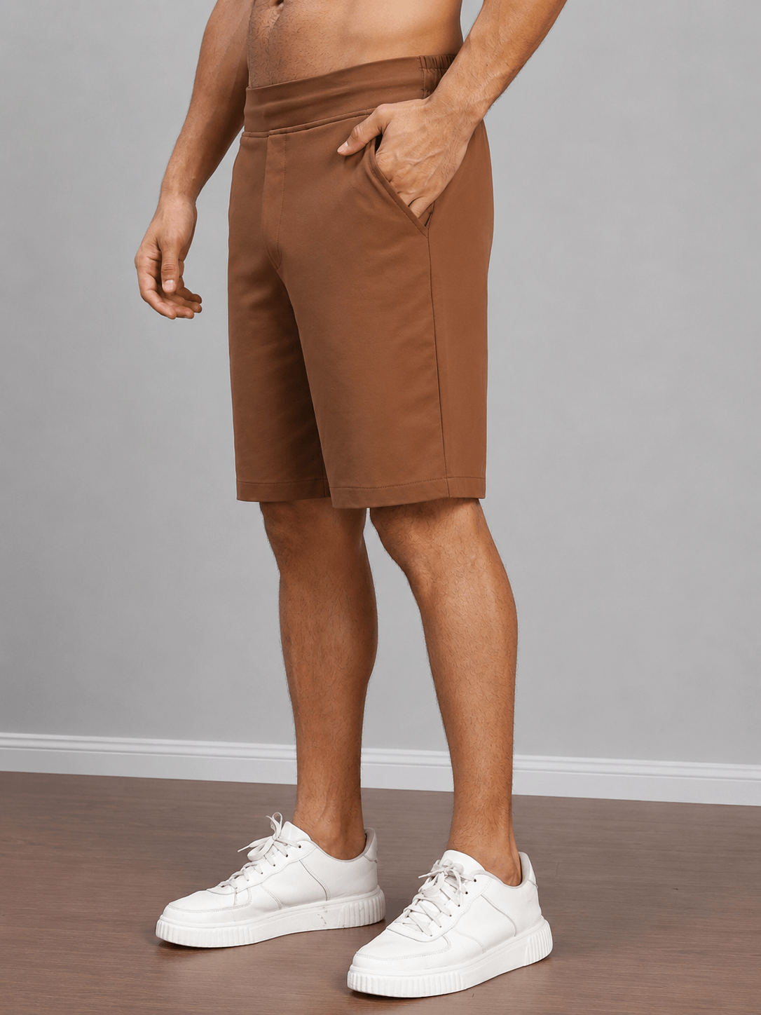 SMART CASUAL TOBACCO REGULAR SHORTS BROWN worn by a model, featuring a comfortable fit and refined tobacco brown color.