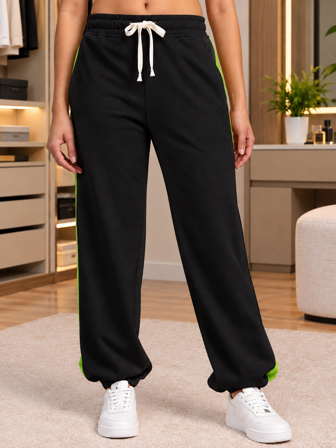 WOMEN CURIOUS GRAPHIC JOGGERS BLACK