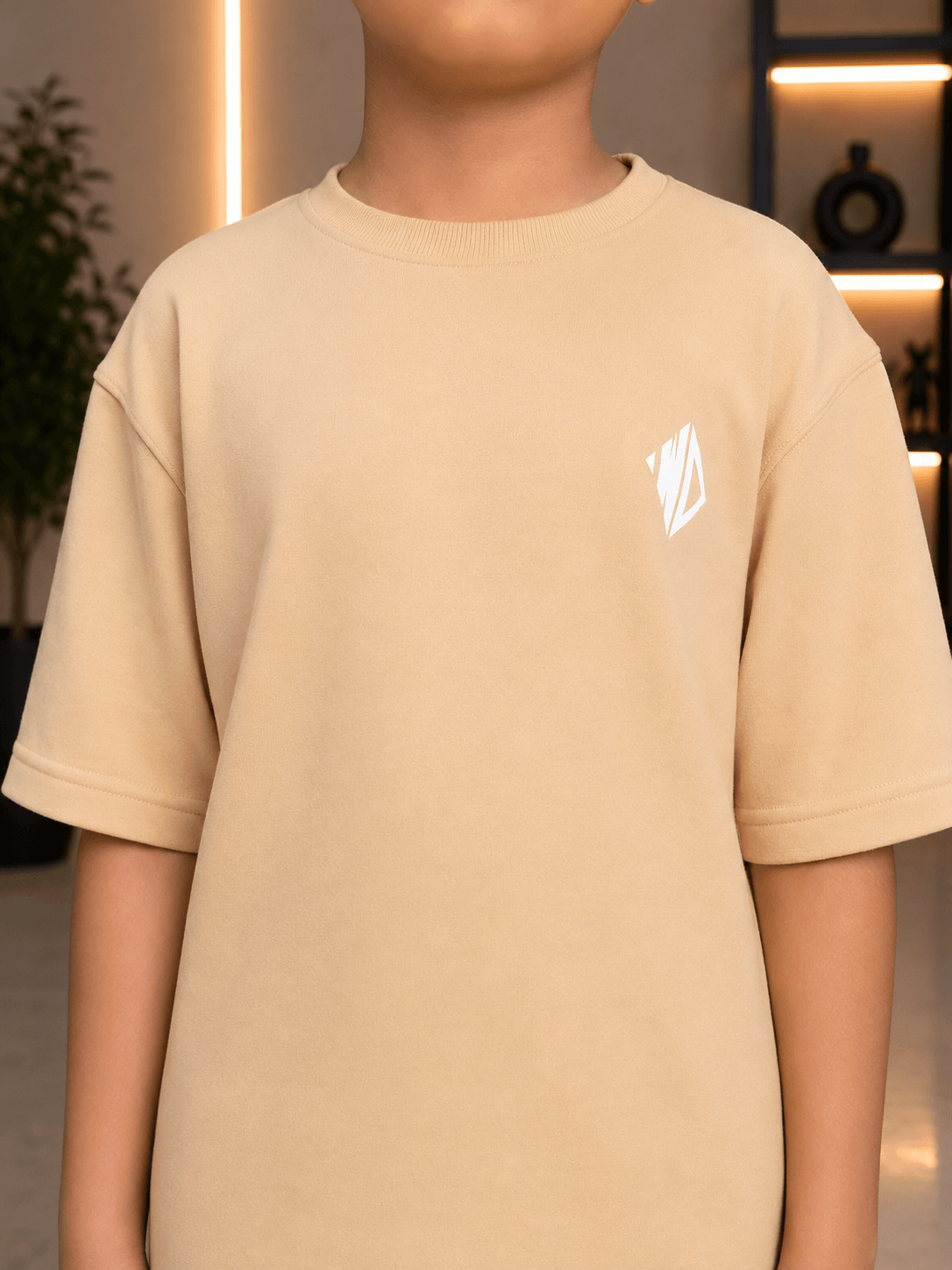 NEO-STREET DROP T-SHIRT FOR BOYS GIRLS OFF-BEIGE worn by a child, showcasing its trendy design and soft fabric.