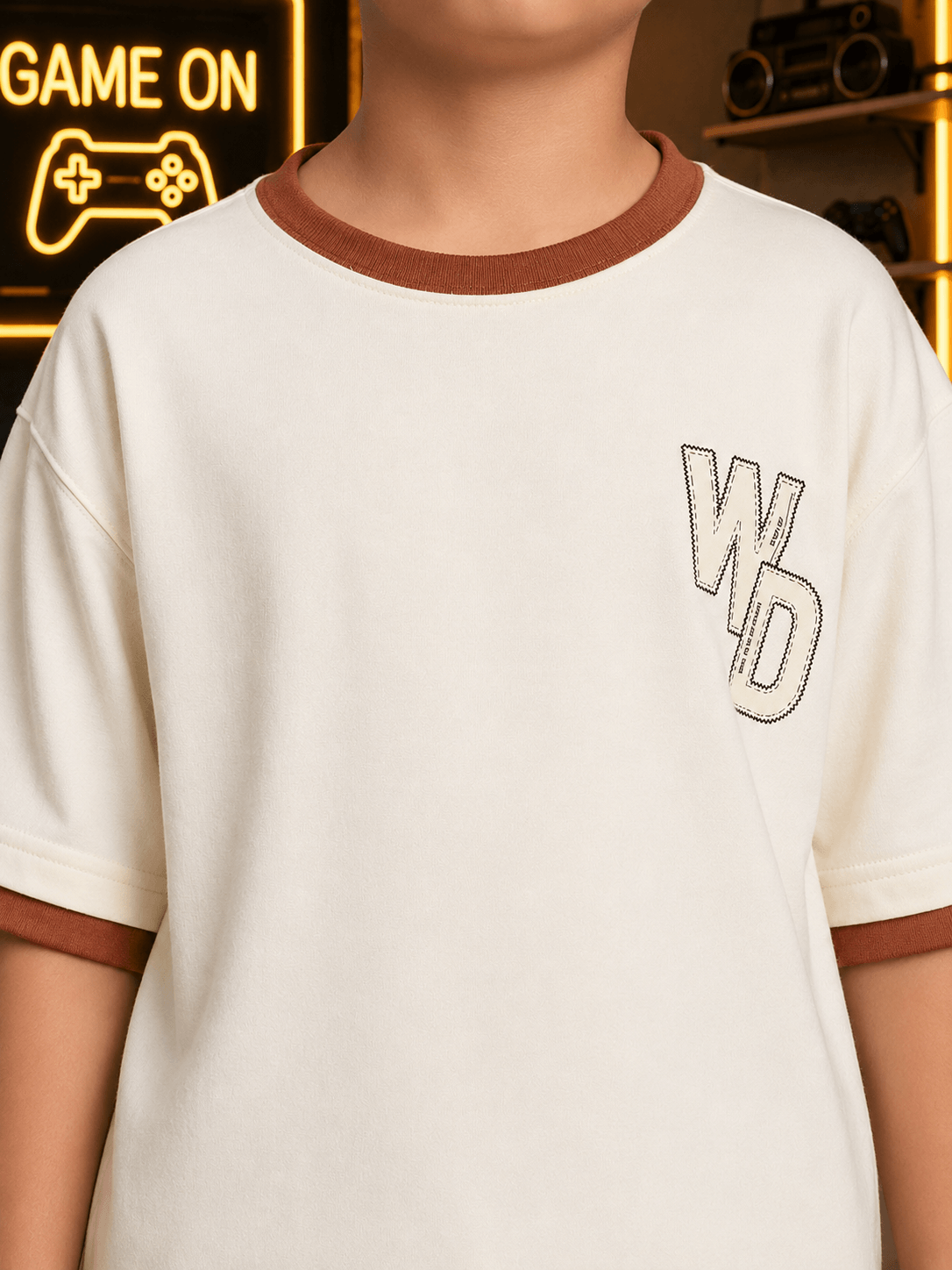 DOWNTOWN T-SHIRT FOR BOYS & GIRLS OFF-WHITE worn by a child with a brown collar, showcasing a casual style.