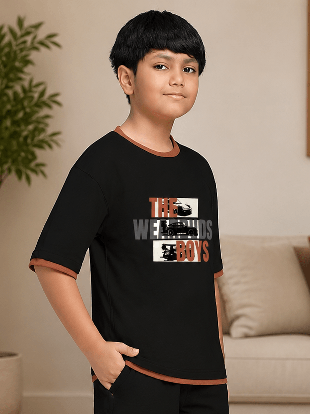 SPEED CLUB SET T-SHIRT FOR BOYS GIRLS BLACK worn by a boy, showcasing sporty street style in a modern setting.