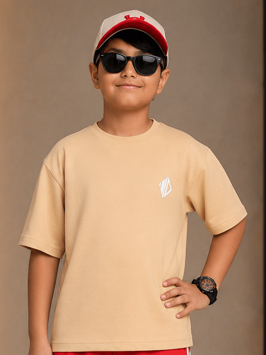 NEO-STREET DROP T-SHIRT FOR BOYS GIRLS OFF-BEIGE worn by a boy with sunglasses and a cap.