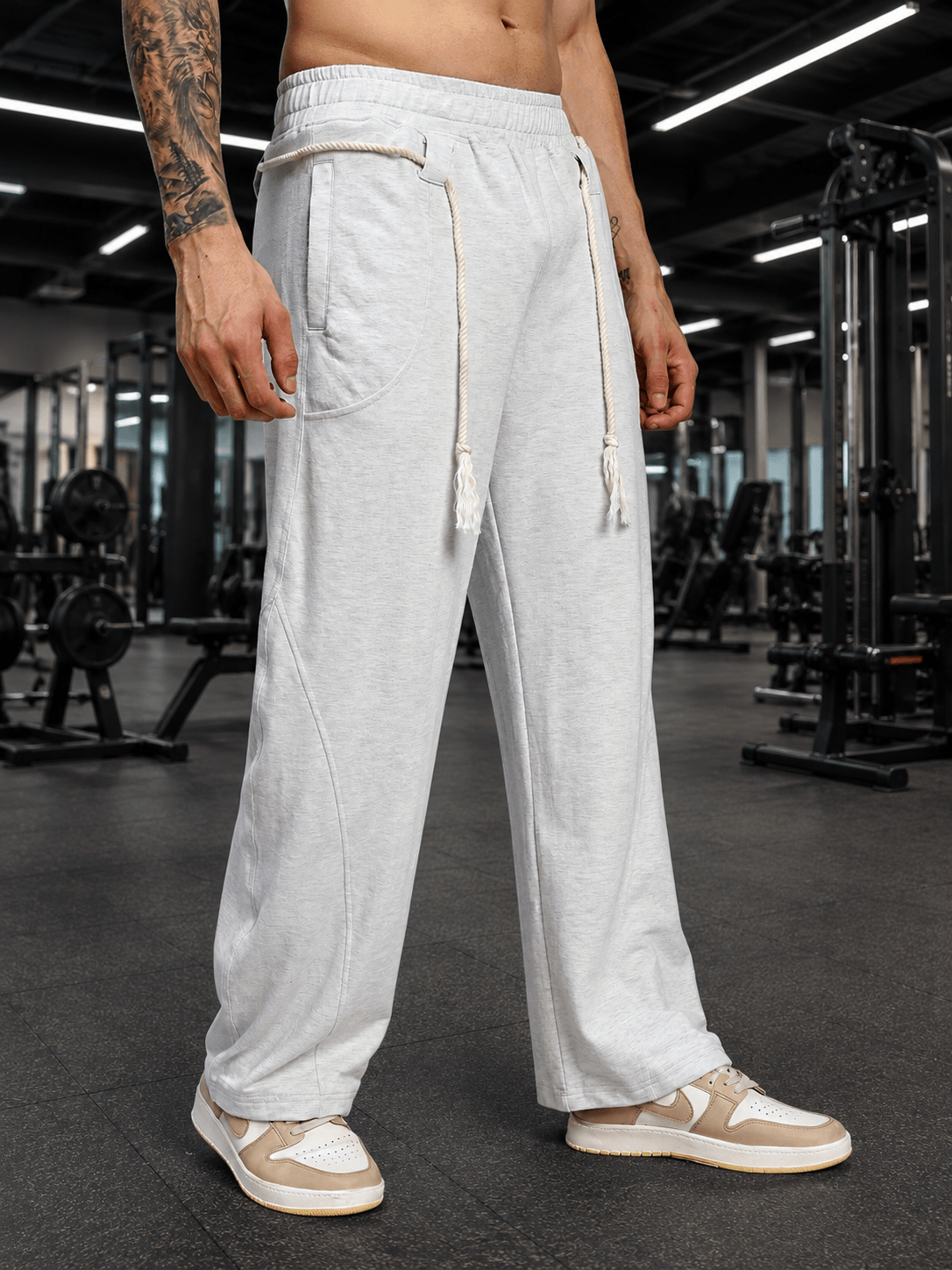 BAGGY DRIFT LIGHT JOGGER OFF-WHITE showcased in a modern gym setting with a relaxed fit and stylish appeal.