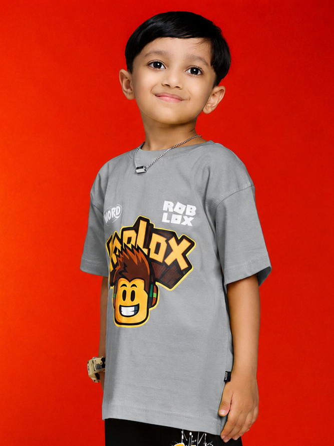 ROBLOX WORLD FIT T-SHIRT FOR BOYS GIRLS GREY worn by a child against a vibrant red background, showcasing playful design.