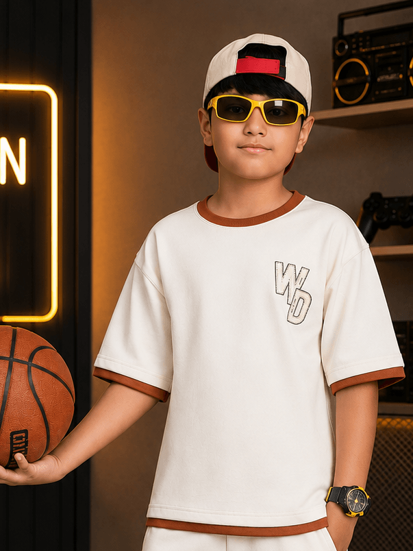 DOWNTOWN T-SHIRT FOR BOYS & GIRLS OFF-WHITE worn by a boy holding a basketball in a stylish setting.