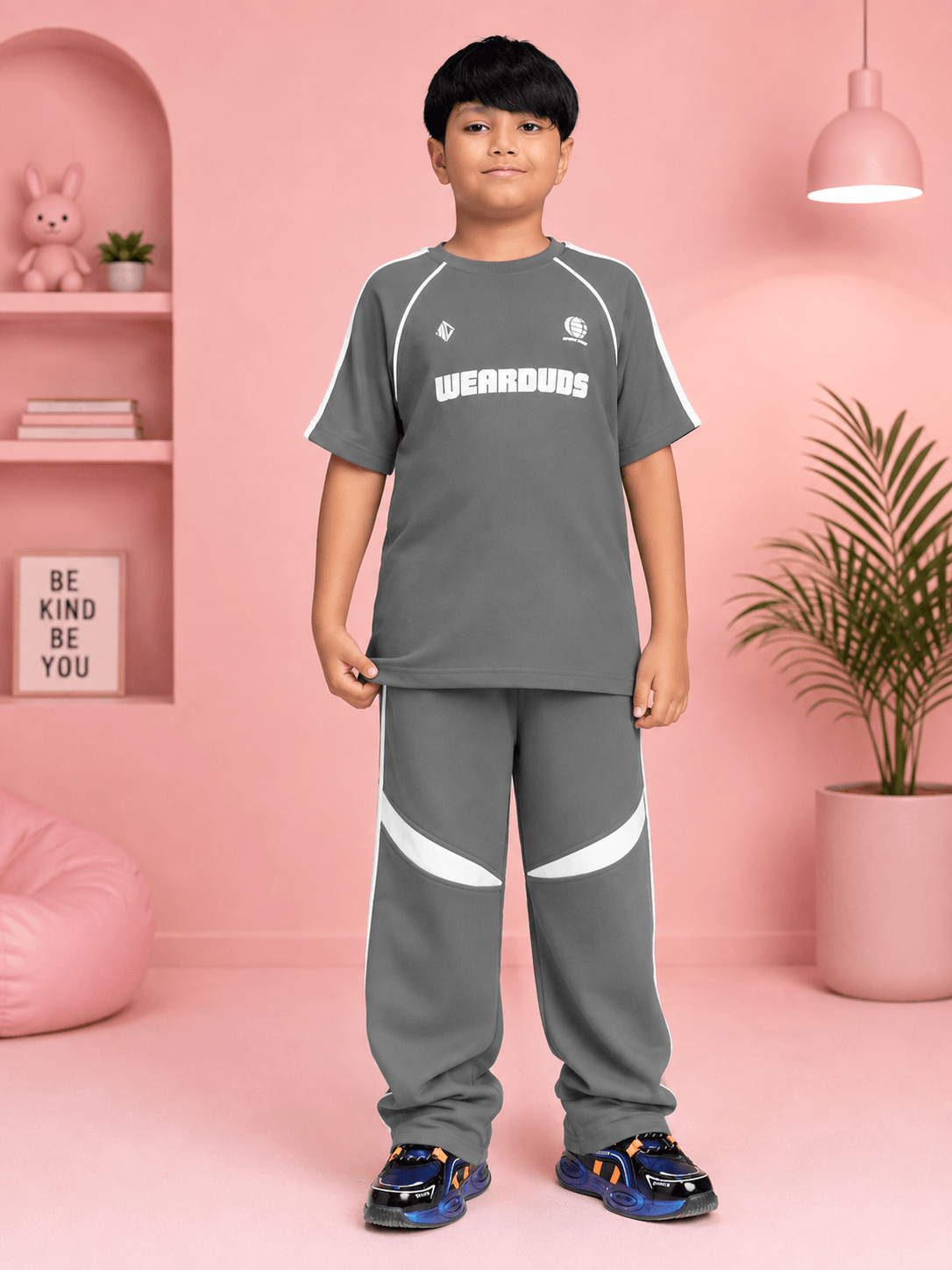 KIDS ROSTER JOGGER FOR BOYS GIRLS GREY WHITE worn by a boy in a modern sporty outfit in grey and white.