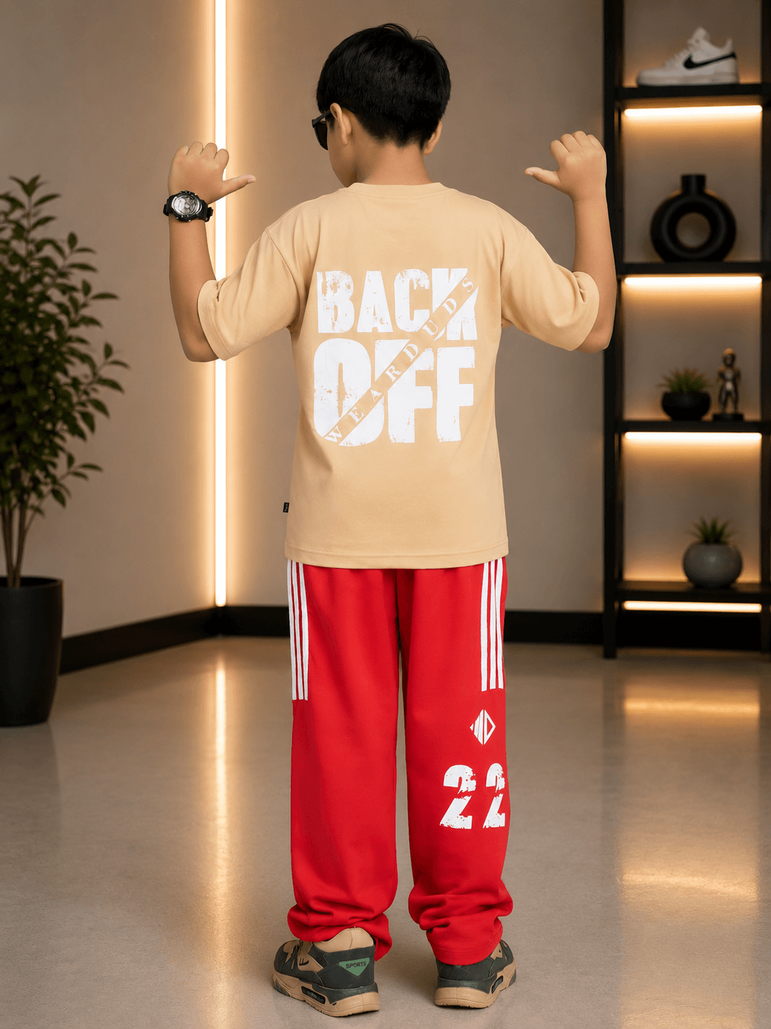 NEO-STREET DROP T-SHIRT FOR BOYS GIRLS OFF-BEIGE worn by a boy posing in a stylish streetwear outfit