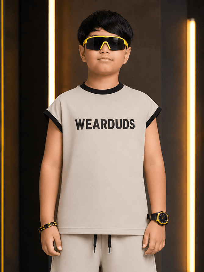 MONO EDGE SLEEVELESS T-SHIRT FOR BOYS GIRLS BEIGE worn by a boy with sunglasses in a stylish pose.