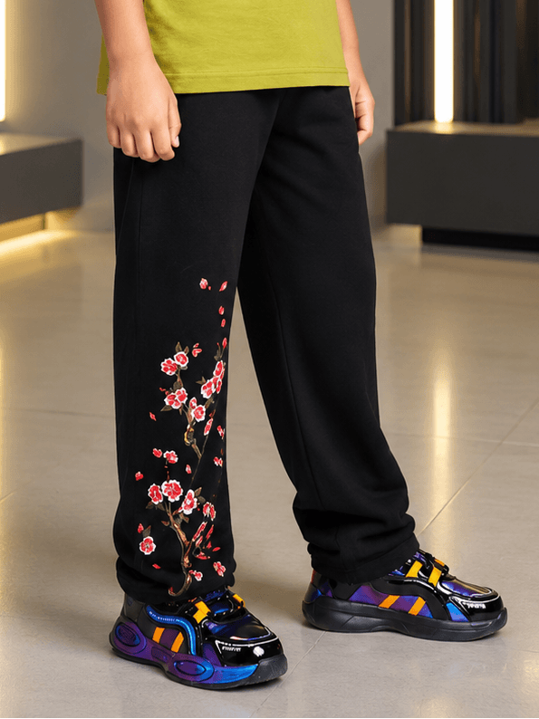 BEAR ON BOARD JOGGER FOR BOYS GIRLS BLACK showcasing floral design and trendy sneakers for kids.