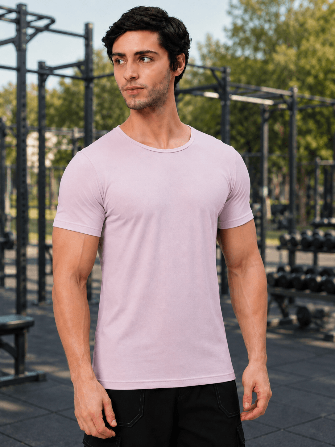 BEDROCK FIT REGULAR FIT T-SHIRT LILAC worn by a model in a gym setting, showcasing the soft lilac color.