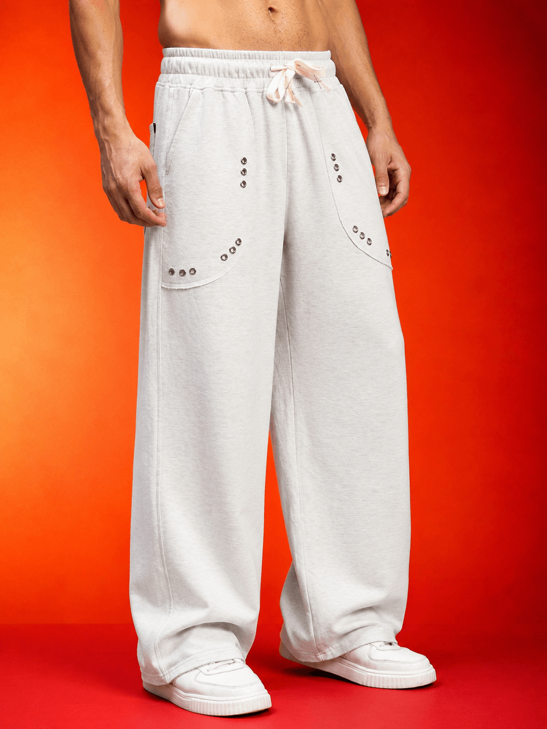 STREETWEAR LOOSE-FIT GRAPHIC MELANGE GREY relaxed silhouette with stylish details on melange grey pants.
