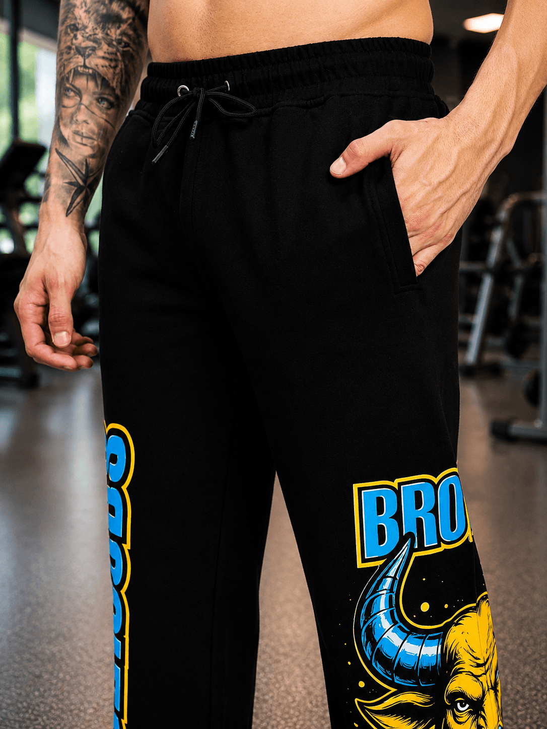 BULL RELAXED-FIT WIDE LEG JOGGER BLACK featuring bold graphics and a comfortable fit in a gym setting.