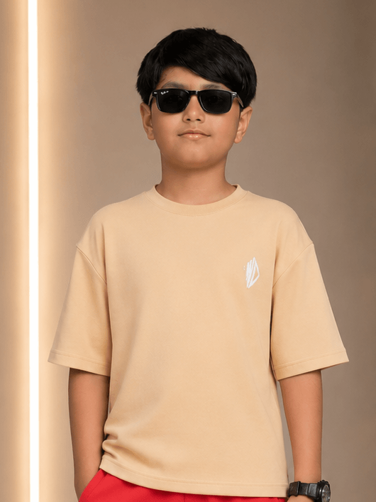 NEO-STREET DROP T-SHIRT FOR BOYS GIRLS OFF-BEIGE worn by a boy with sunglasses against a neutral background
