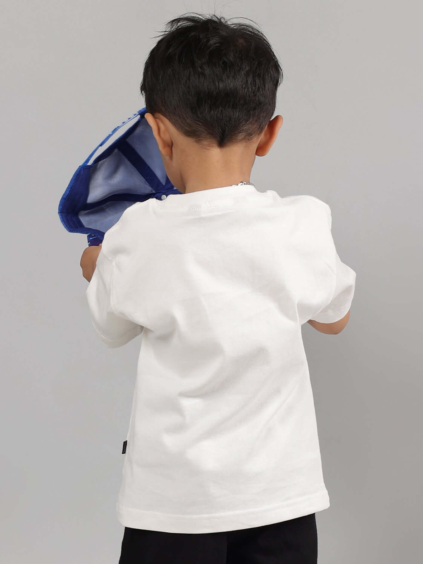 Back view of child wearing Fulness Paradise off-white T-shirt from DUDS, showcasing design for boys and girls.