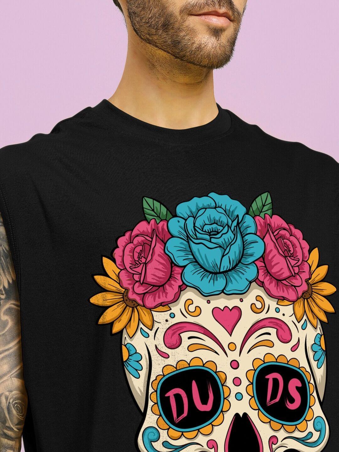 HAPPY SKULL PRINTED GYM T-SHIRT BLACK with vibrant skull design, perfect for workouts and street style. Edgy and breathable fabric.
