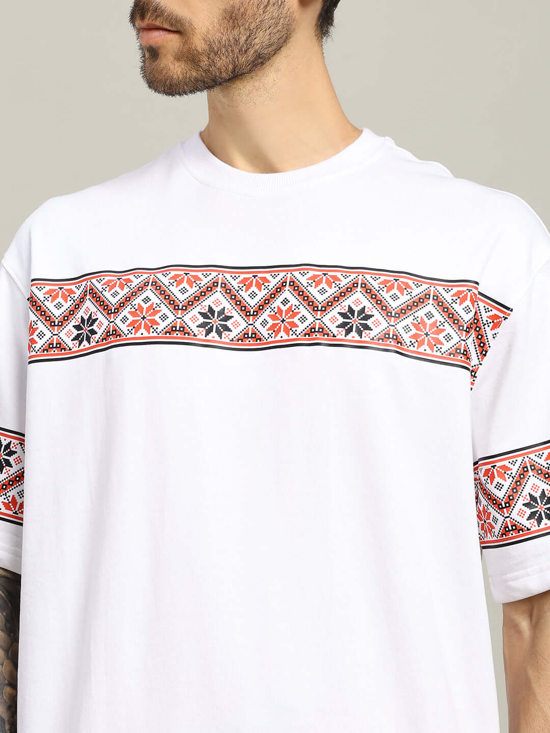 HEADPHONES ORNAMENT PRINTED T-SHIRT WHITE with cultural design, worn by model, highlighting streetwear style. Perfect for casual, creative looks.