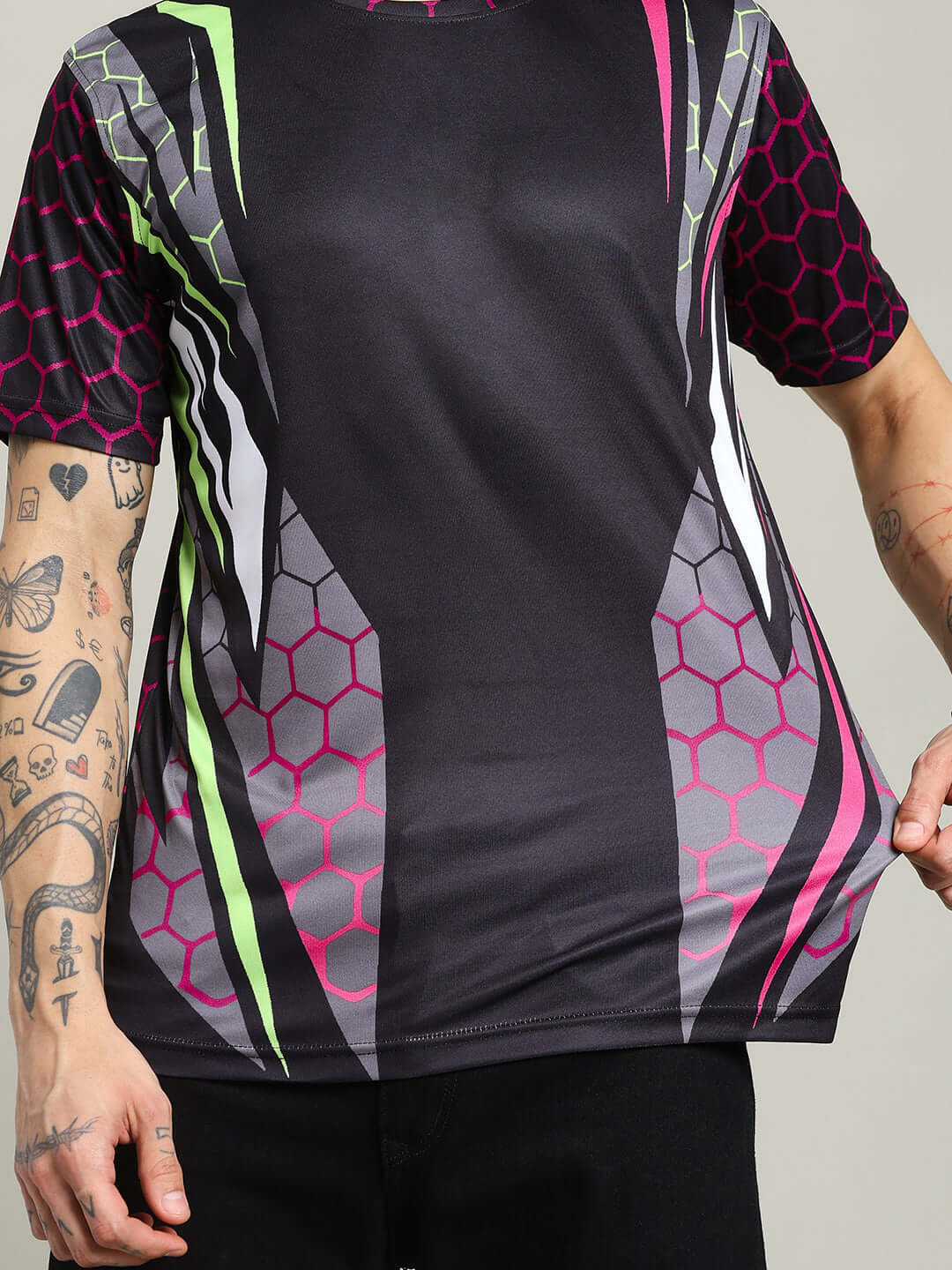 HEXAGON PRINTED REGULAR FIT T-SHIRT BLACK with modern hexagon pattern, modeled by tattooed person, showcasing premium cotton fabric.