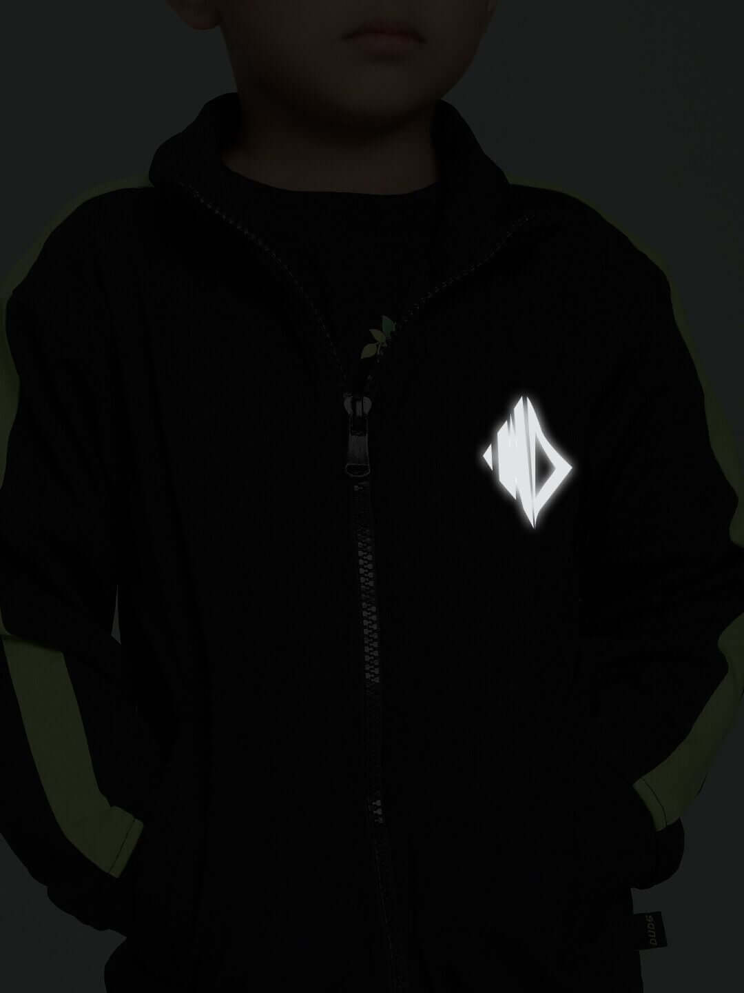 HIGH PERFORMANCE JACKET FOR BOYS AND GIRLS BLACK with reflective emblem, designed for comfort and protection, ideal for active kids.