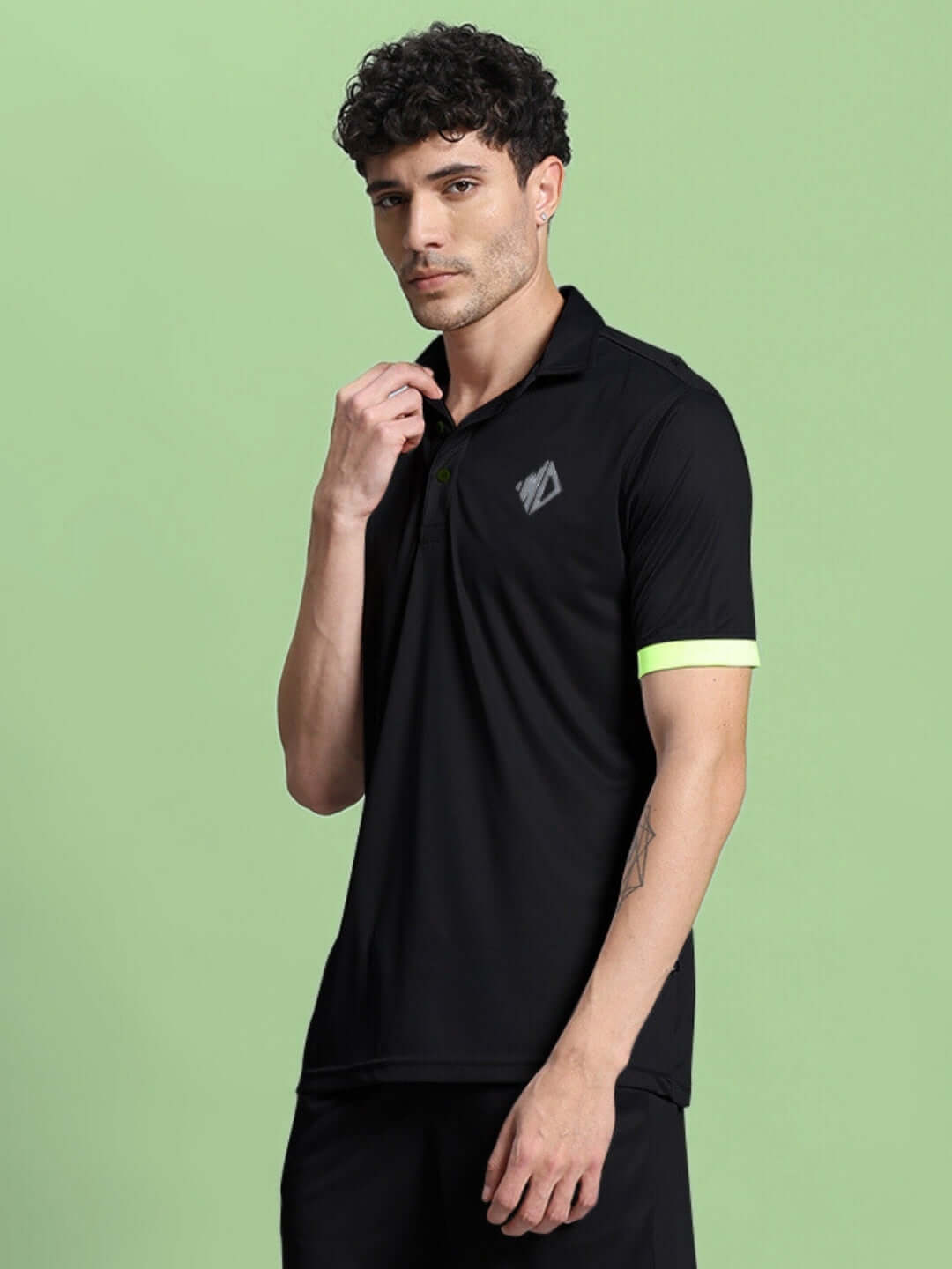 HOOKUP REFLECTOR REGULAR FIT T-SHIRT BLACK in premium heavy gauge fabric, featuring sports polyester material, perfect for stylish active wear.
