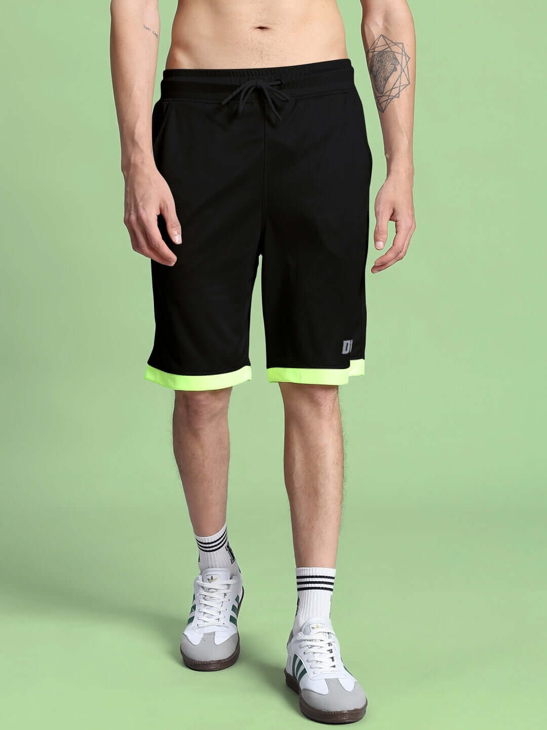 HOOKUP REFLECTOR REGULAR FIT SHORTS BLACK with reflective details, perfect for urban streetwear and active lifestyles.