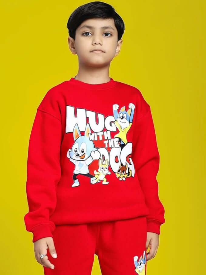 Child wearing HUG WITH THE DOG FLEECE SWEATSHIRT FOR BOYS AND GIRLS RED with playful dog print, vibrant and cozy.