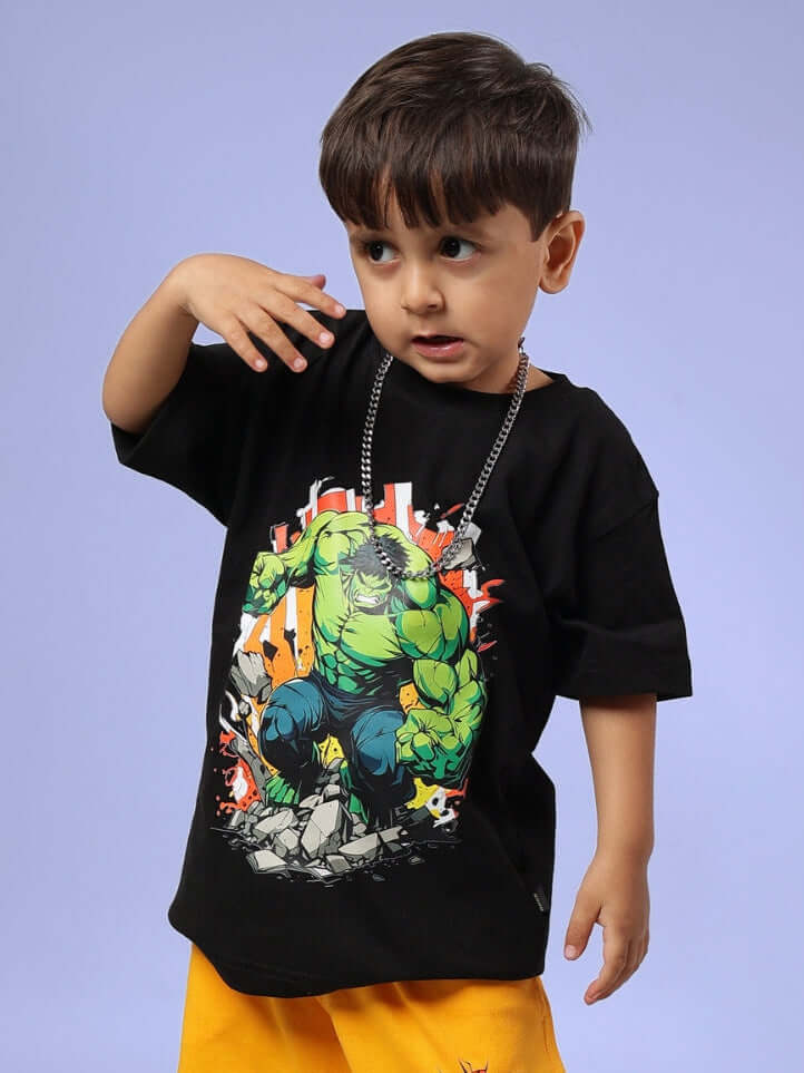 Child wearing a black Hulk graphic t-shirt, featuring a vibrant illustration, suitable for boys and girls. Perfect for casual wear.