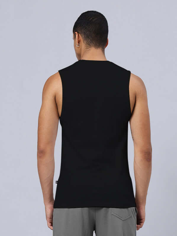 Back view of a person wearing HUNT MODE PRINTED RELAXED FIT GYM T-SHIRT BLACK.