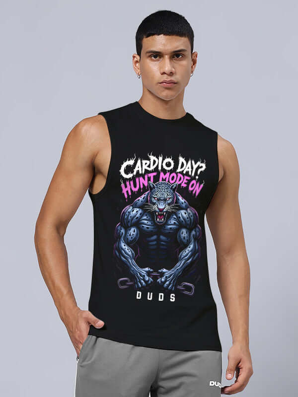 HUNT MODE PRINTED RELAXED FIT GYM T-SHIRT BLACK featuring a graphic design, worn by model, ideal for workout sessions.