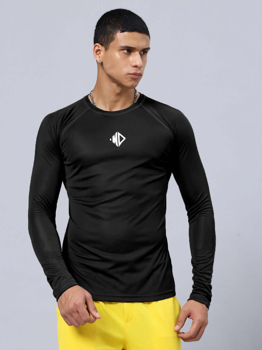 Man wearing JAMES REGULAR FIT T-SHIRT BLACK made of sports polyester fabric, suitable for cold machine wash. Designed for comfort and style.